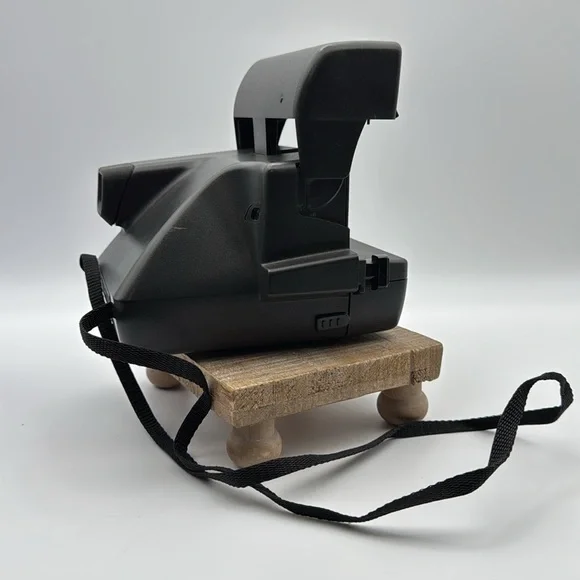 Polaroid OneStep Black Instant Camera Includes Case and Two Sealed Packs of Film - Picture 7 of 8